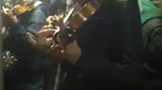 Le-au dat naibii de manele! Baietii astia "de la Barbulesti" canta in metrou la Londra muzica simfonica - Vezi cum reactioneaza!