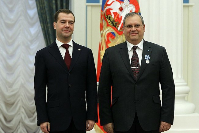 În mai 2004, Dumitru Prunariu a fost numit prin decret prezidenţial în postul de ambasador extraordinar şi plenipotenţiar al României în Federaţia Rusă