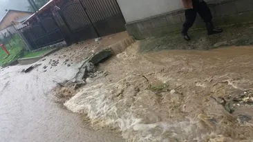 Ploaie torențială în Vâlcea, zeci de mașini luate de ape, gospodării inundate
