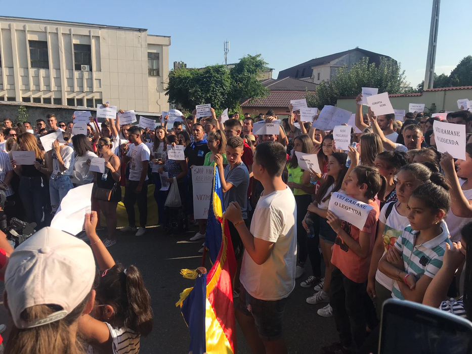 Sute de persoane nemulțumite de ancheta în cazul crimelor protestează la Poliția din Caracal