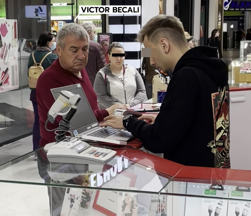 Victor Becali își cumpără o husă pentru telefon