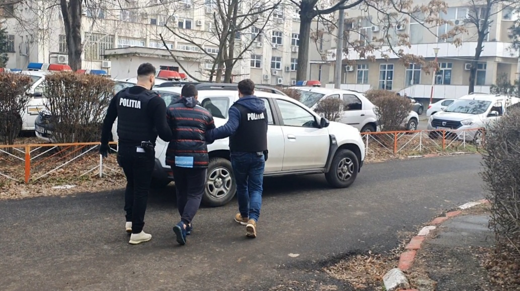 Polițiștii craioveni i-au prins pe bărbații care au furat bijuterii de 475.000 de lei: “Au avut un plan bine pus la punct” | VIDEO