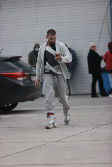 Dorian Popa are de furcă, într-o pauză, cu mobilul