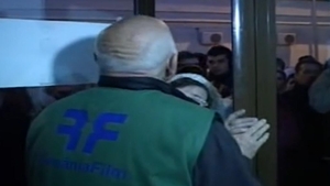 VIDEO Sute de oameni s-au calcat in picioare pentru a vedea gratuit filmele lui Sergiu Nicolaescu