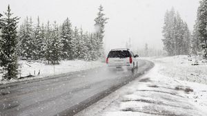 Iarnă în aprilie! Strat de zăpadă de 20 cm în România. Meteorologii anunță ploi torențiale și ninsori