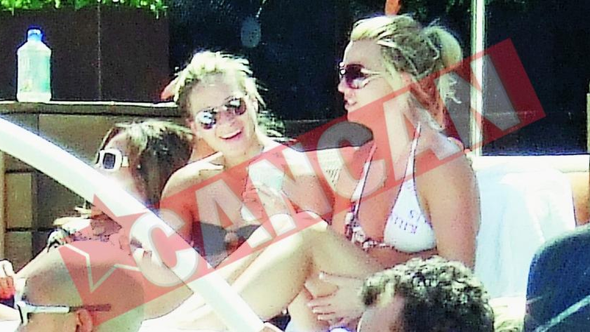 Britney, la piscina cu fetele