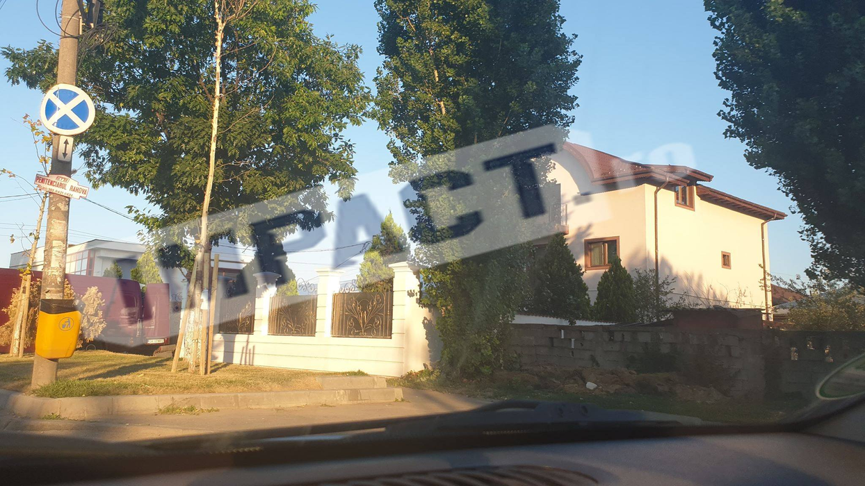 Rudele lui Emi Pian se pregătesc de priveghi. Cum arată intrarea de la palatul interlopului. Un mare afiș a apărut pe gard
