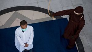 Pedeapsă uluitoare! Un cuplu gay a fost biciuit. Fiecare dintre cei doi a primit 80 de lovituri