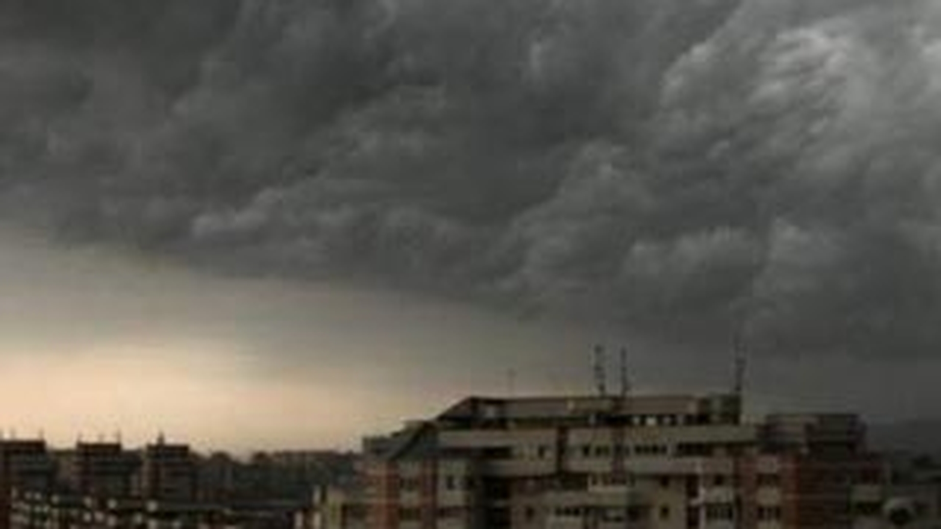 Trafic blocat si zeci de locuinte fara energie electrica in urma unei furtuni, la Bacau