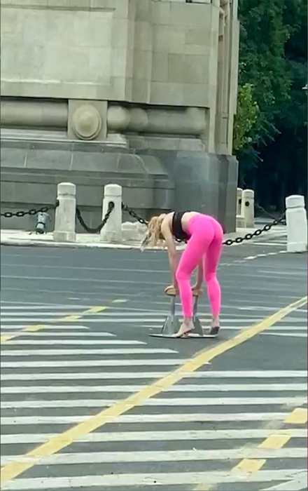Ce făcea această tânără la ora 8 dimineaţa, în faţa Arcului de Triumf. Trecătorii au crezut că nu văd bine| FOTO şi VIDEO