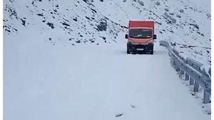 Zăpadă de 40 de cm în România! Accesul a fost limitat, drumarii muncesc de zor cu utilajele de deszăpezire