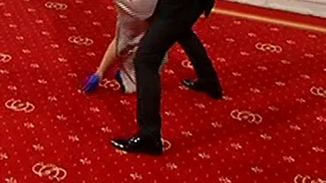 Burlacul Vladimir Draghia taie respiratia concurentelor! Vezi cine i-a lesinat in brate!