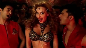Iulia Vantur le-a inchis gura indienilor! Blonda este extrem de apetisanta in videoclipul filmat in India! Vezi aici "Ummbakkum"