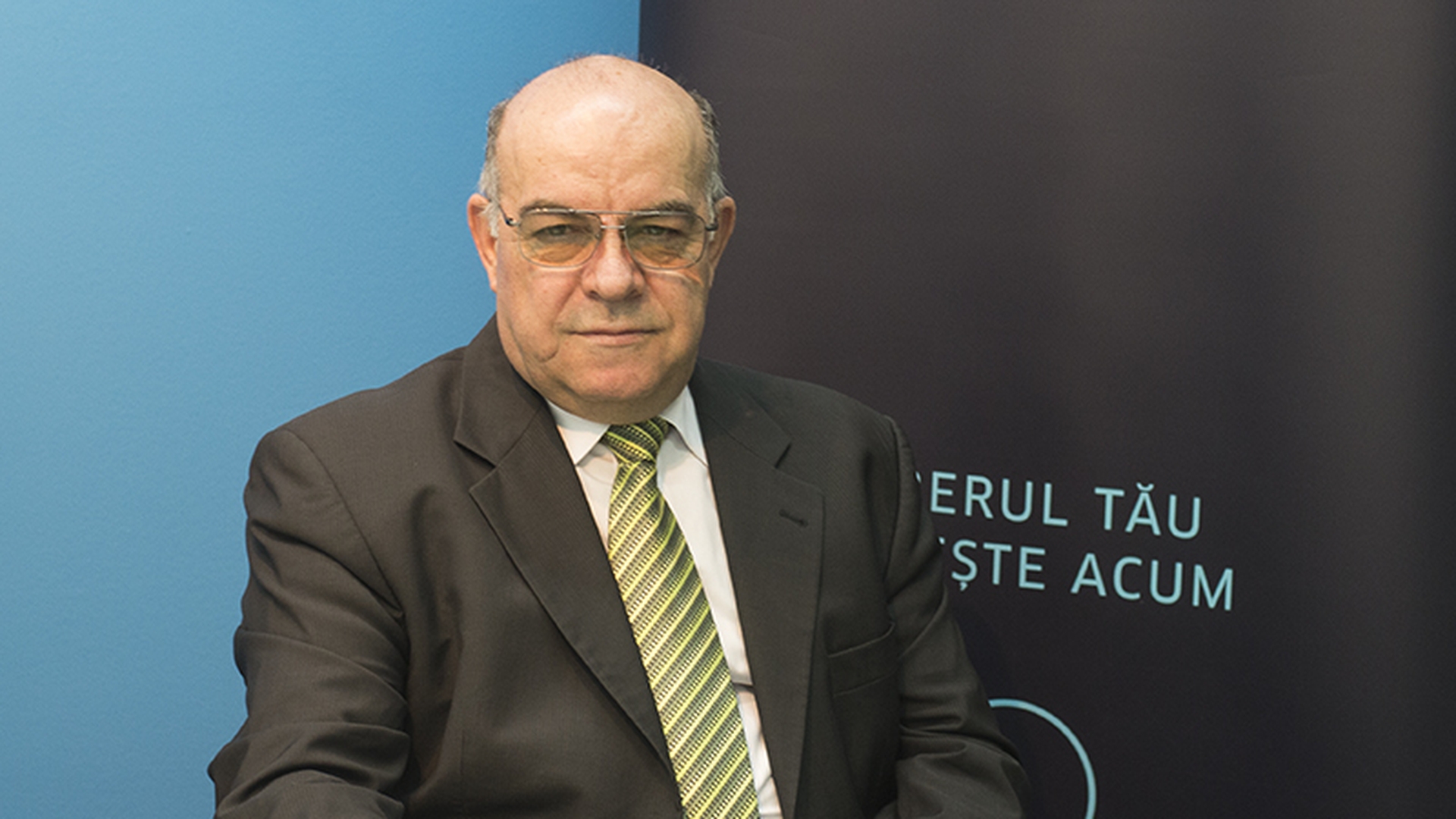 (P) Domnul Iordan, bunicul care îşi face vacanţele şi îşi achită leasingul din veniturile câştigate făcând bucurii oamenilor din Capitală