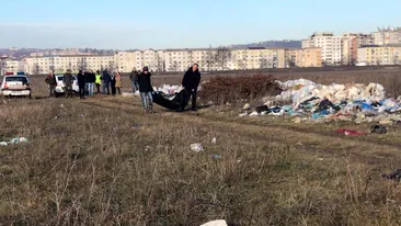 Femeie moartă, descoperită pe jumătate dezbrăcată pe un câmp din Iași
