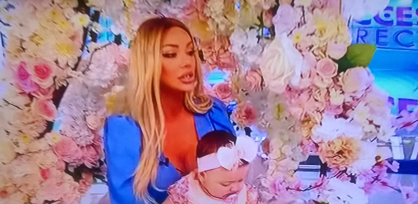 Bianca Drăguşanu, prima apariţie în direct după botezul Sofiei! Vedeta a venit la TV cu fetiţa ei şi cu Victor Slav