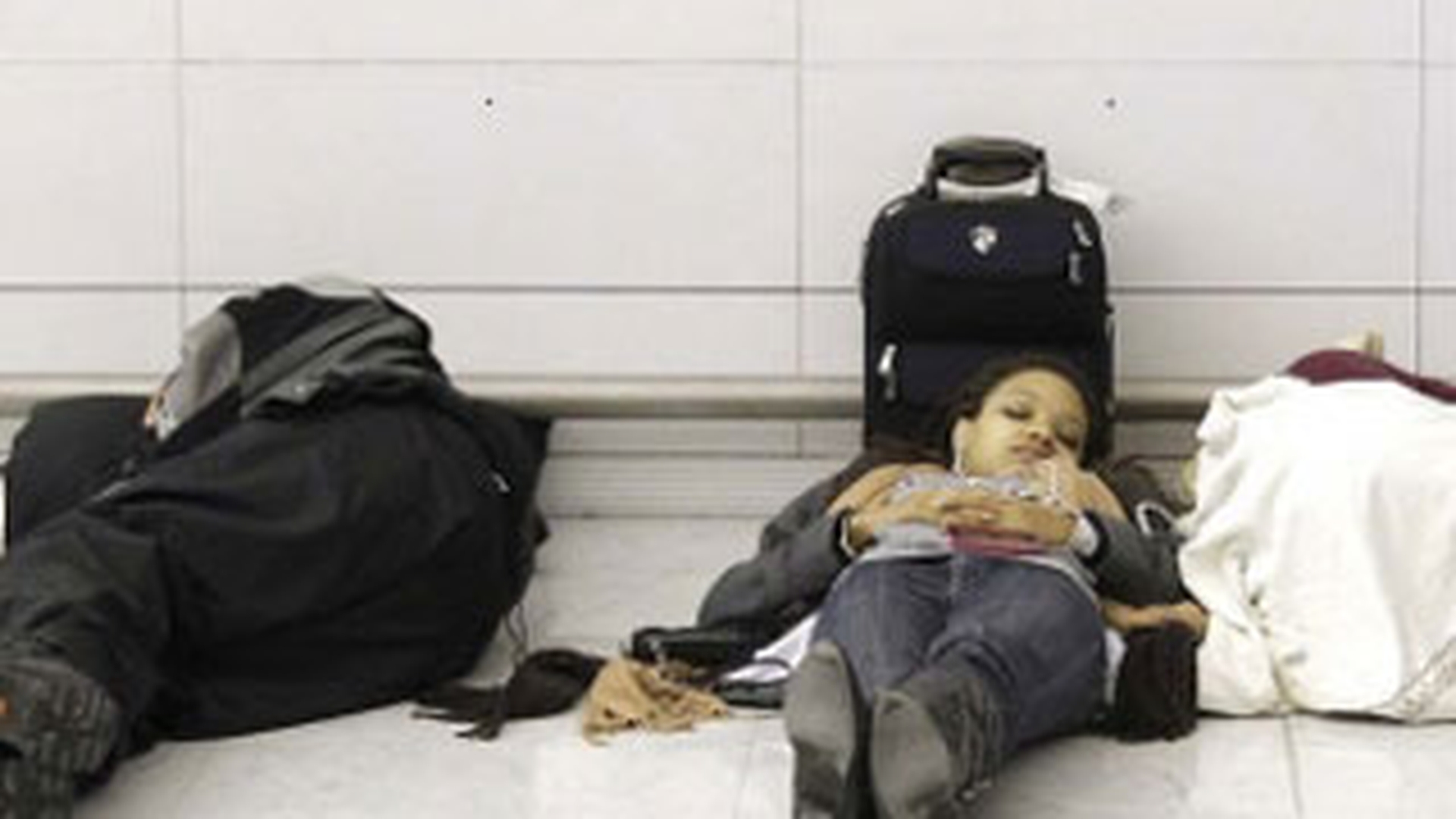 Haos in Franta din cauza ninsorii! Aeroport transformat in dormitor si sute de calatori disperati ca nu pot ajunge acasa de sarbatori