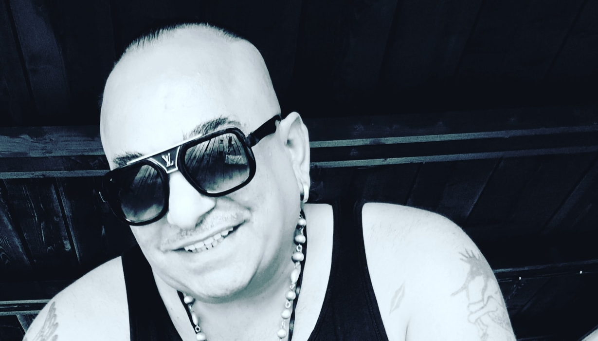 Cât de mult s-a schimbat Romeo Fantastik! Supranumit Regele Sexului, manelistul are aceleași apariții excentrice