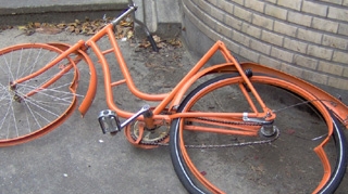 Trei copii au fost loviti de o masina in timp ce se plimbau cu bicicletele