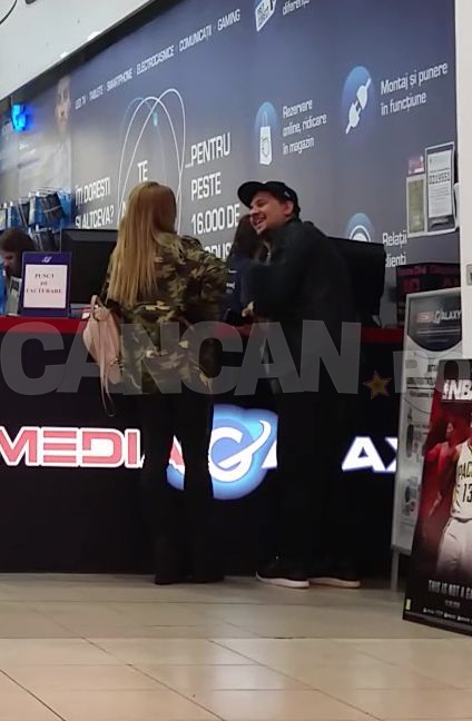Imagini absolut şocante cu o cunoscută cântăreaţă. Şi-a igienizat nazal iubitul DIRECT într-un magazin!