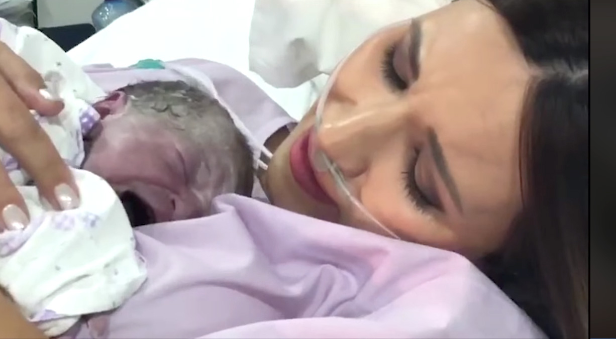 Ela Crăciun a făcut public filmul nașterii celui de-al treilea copil. Înregistrarea a devenit virală