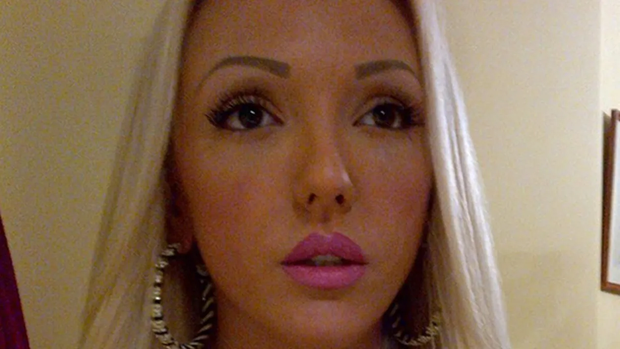 Detaliul INGROZITOR de pe sanii Alexandrei Harra! Fara Photoshop, blonda nu-i deloc perfecta! Dovada AICI