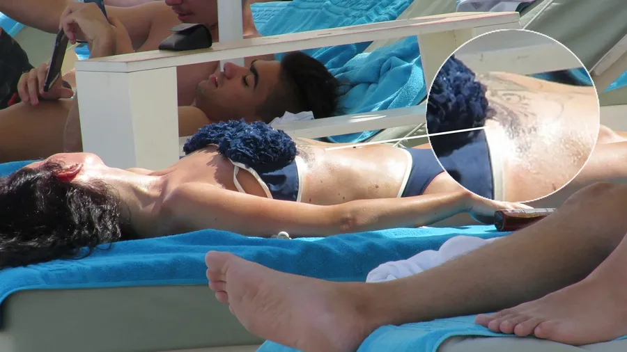 Bruneta lui Ștefan Stan și-a arătat tatuajul pe plaja din Mamaia