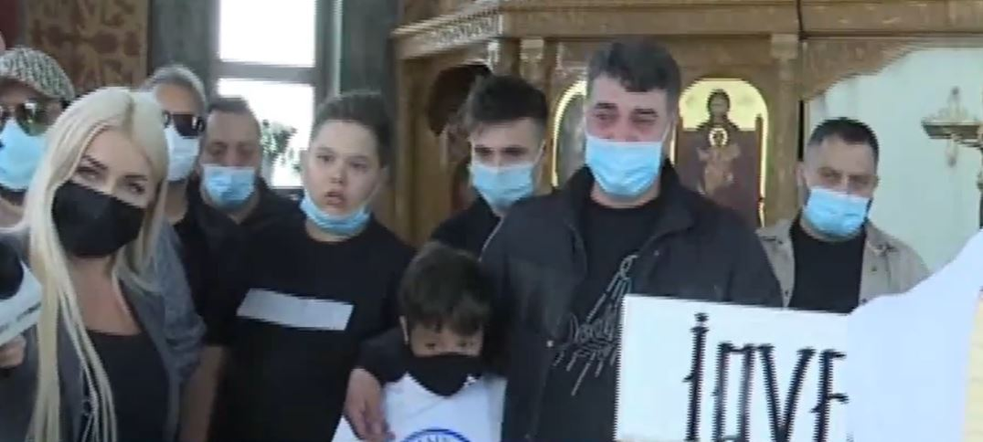 Florin Salam a interpretat cântece de jale la căpătâiul lui Ion Petrișor: “Pentru băieții lui, pentru nevasta lui”. Impresarul maneliștilor, condus pe ultimul drum astăzi | FOTO