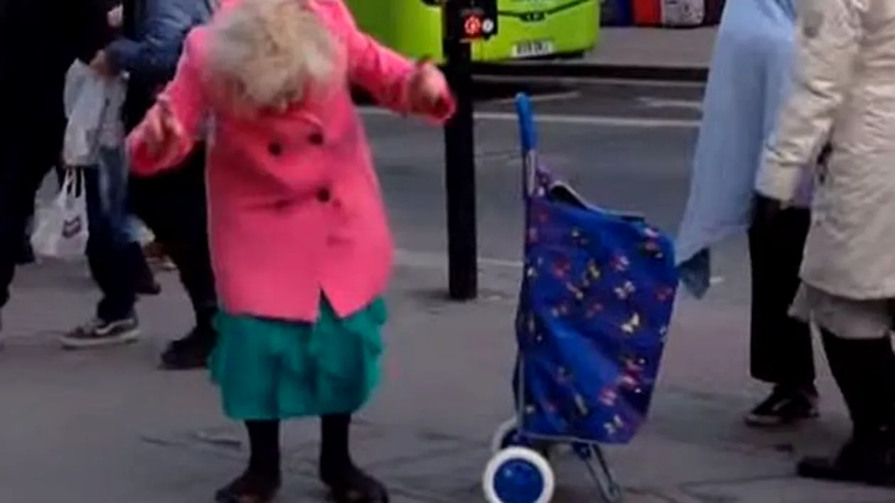 A făcut senzaţie pe o stradă din Brighton! Vezi şi tu cum dansează “pensionara cu palton roz”!