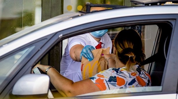 De-a râsu'-plânsu'! Cum s-a răzbunat o femeie pe o șoferiță la McDonald's drive-thru