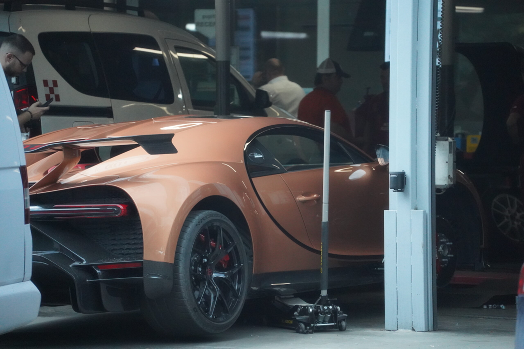 Bolidul Bugatti, de 5,4 milioane de euro, al fraților Tate a ajuns pe butuci (Foto: CANCAN.RO)