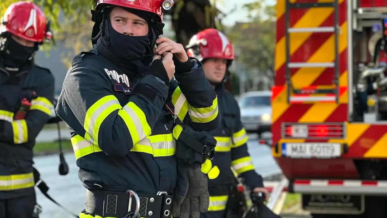 El este Sebastian, pompierul-erou care a salvat viața unui vecin în timpul său liber. Bărbatul căzuse într-o fântână