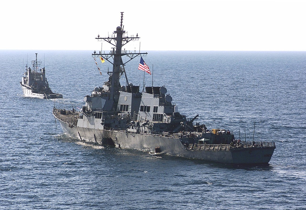 Distrugătorul USS Cole, atacat de teroriştii Al Qaeda