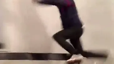 VIDEO A dat cu capul in mobilier, in loc sa stea pe el! Baiatul asta a cazut peste 10 scaune si prietenii l-au postat pe net ca sa rada de el