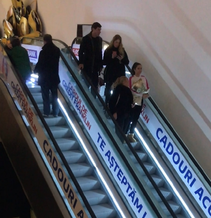 Cristi Borcea împreună cu Valentina Pelinel la mall