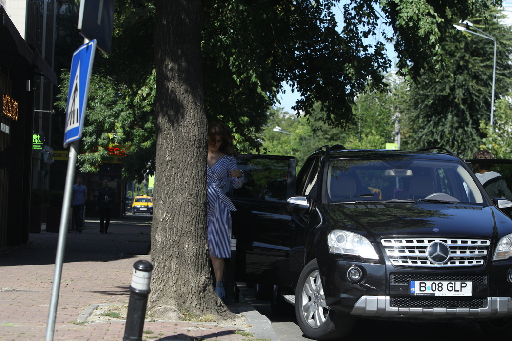 Gică Popescu şi soţia lui, Luminiţa, coboară din maşină