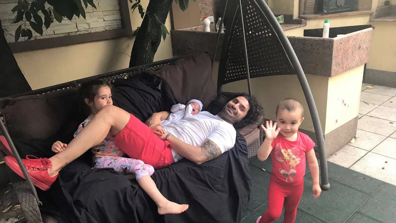 Imagini emoţionante cu Pepe, în braţe cu nou-născutul ”adoptat”. ”Sunt bogat şi fericit alături de copiii mei !!! ”