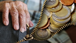 Pensionarii sunt buni de plată după mărirea pensiilor! Câţi bani vor avea de dat la stat cei cărora li s-au majorat veniturile