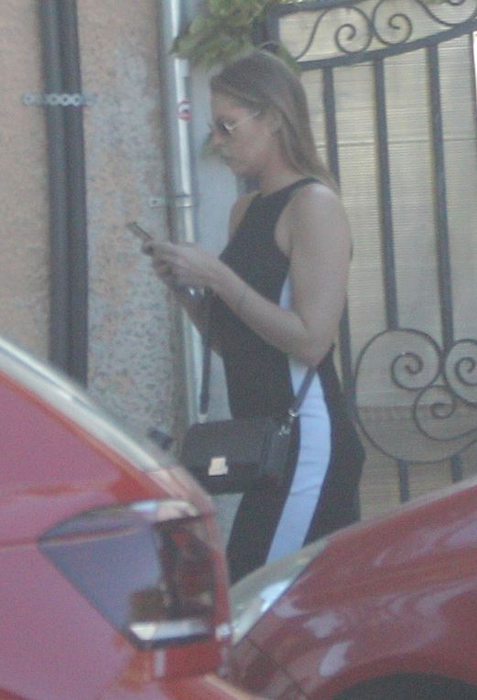 Roxana Nemeș s-a epilat definitiv și se pregătește de “sexy-pictorialele” din vară