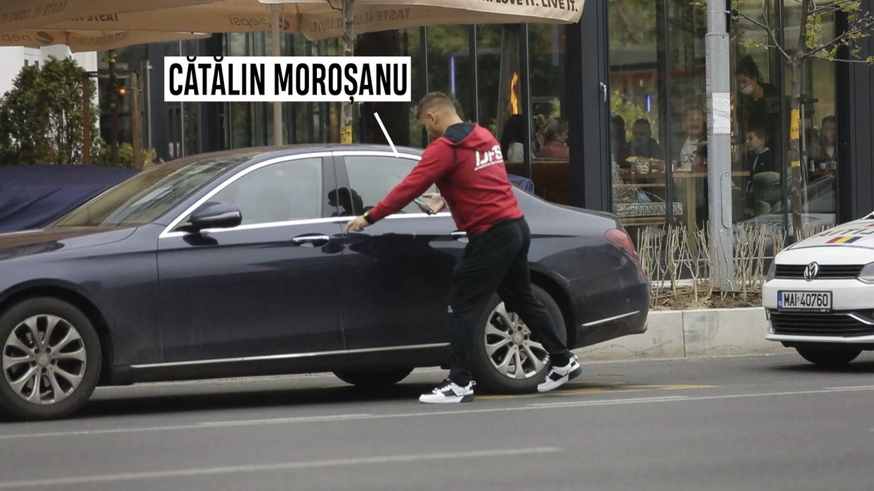 După ce a rezolvat problema cu polițiștii, Cătălin Moroșanu s-a dus și a parcat mașina în altă parte, după care a rămas pieton