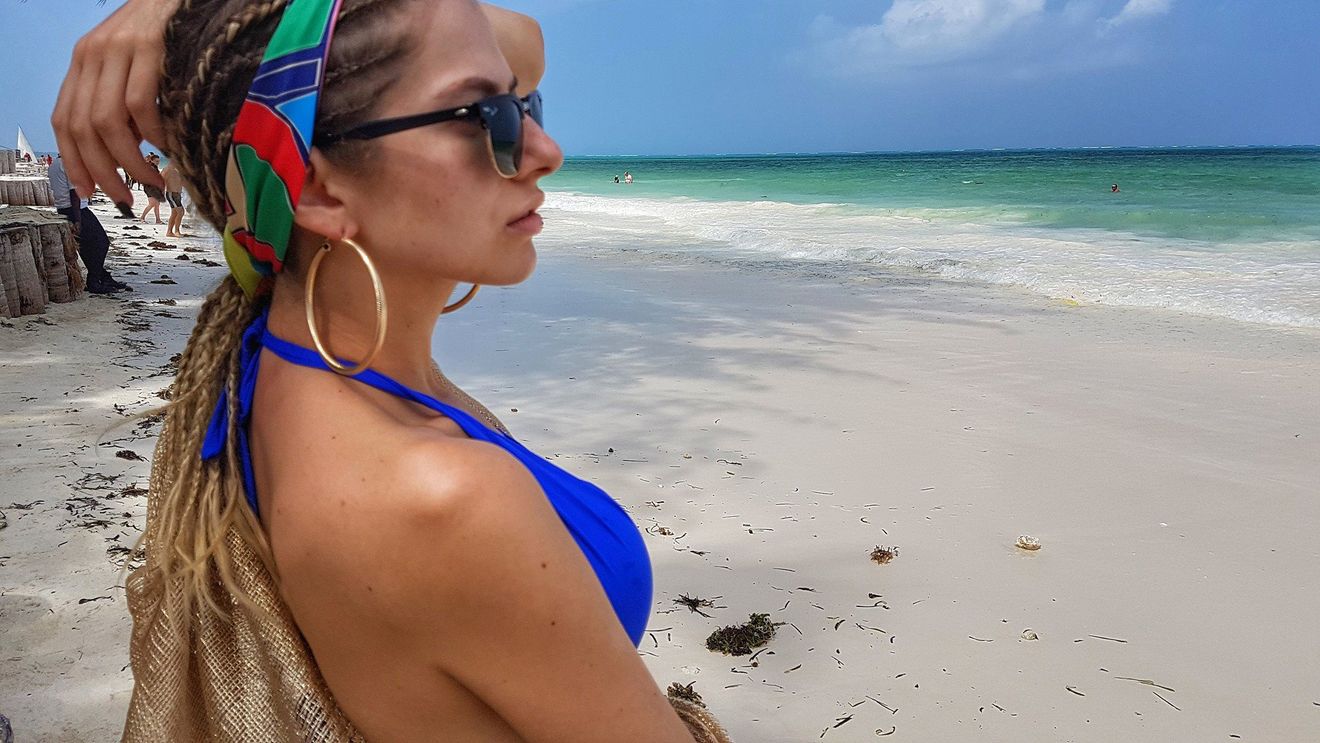 LIDIA BUBLE s-a întors din vacanţă şi este pusă pe schimbări! Uite cum arată vedeta cu bucle