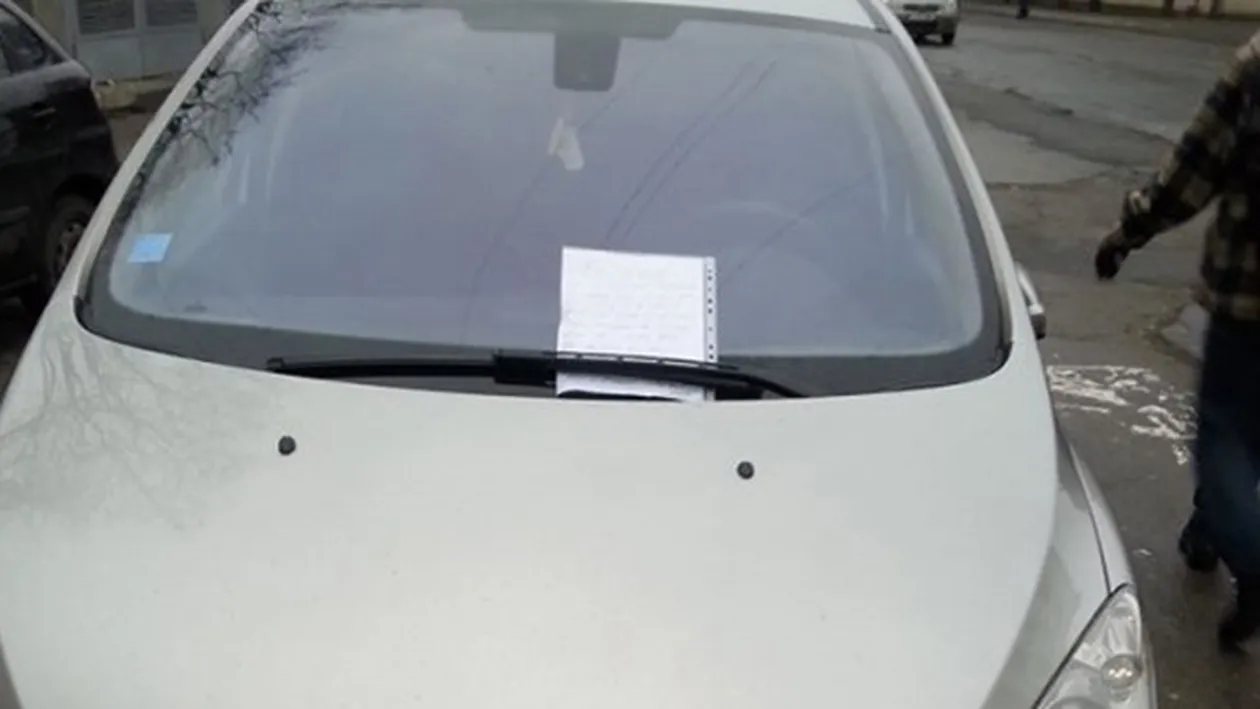 INCREDIBIL! I-a lovit masina si pe urma a facut ASTA! Ce a gasit acest sofer pe parbrizul masinii. A ramas fara cuvinte!