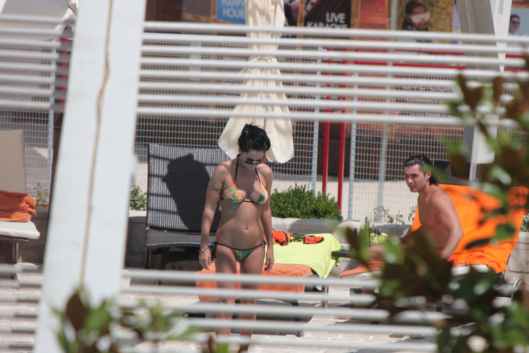 Au apărut în public  în minuscule costume de baie!