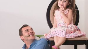 Un fost prezentator de la noi i-a pus aspiratorul în păr fetiţei sale! Imaginile care au şocat pe toată lumea