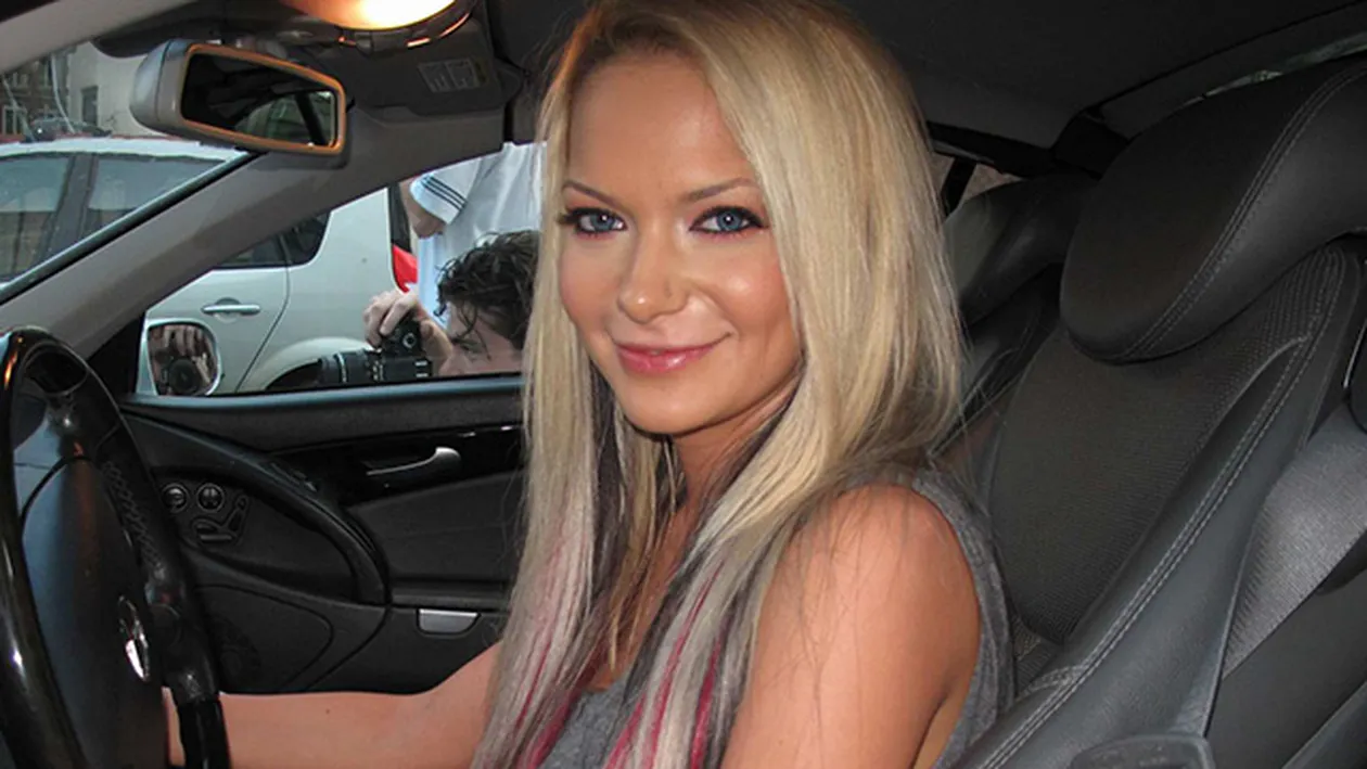 Se plange ca ii este frig, dar umbla imbracata asa! Cum a fost fotografiata Andreea Antonescu in aceasta dimineata