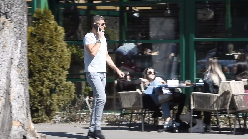 Cristian Boureanu a parcat și se îndreaptă, cu telefonul la ureche, către restaurant (Foto: CANCAN.RO)