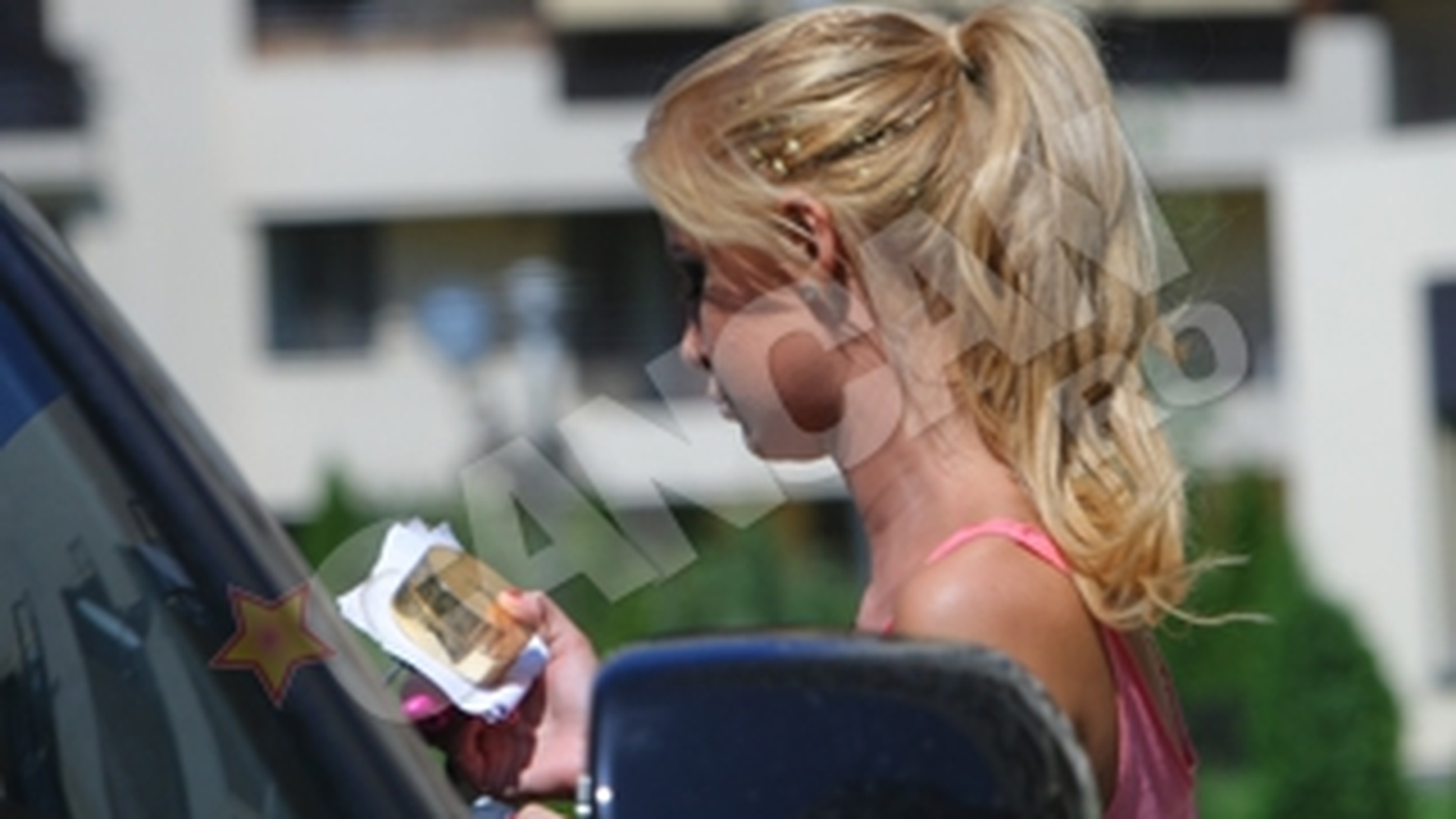 Marina Dina o copiaza pe Simona Sensual!  Cu extensiile la vedere