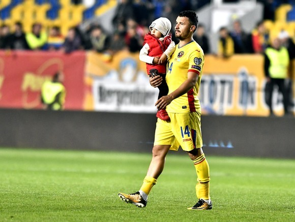 Constantin Budescu, alături de unul dintre copii