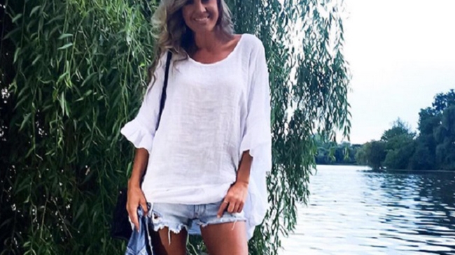DIANA MUNTEANU a făcut senzaţie pe internet, după ce s-a pozat într-o bluză extrem de scurtă! Ce au văzut fanii