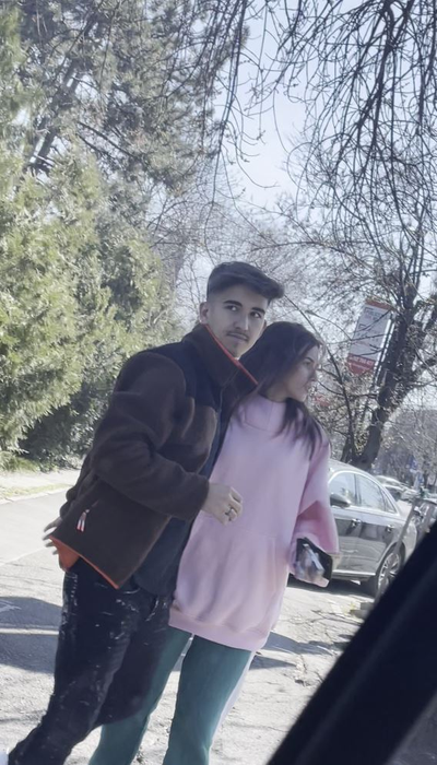 Sebastian Dobrincu și Ioana Ignat, tineri și neliniștiți! S-au sărutat cu foc în plină stradă!